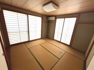 【和室】 | 安佐南区祇園七丁目　戸建 | 1階　8帖和室　リビングから離れた和室で来客時などに利用できます　床の間　押入れあり