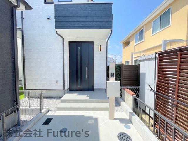 三郷市新和2丁目　新築戸建　全3棟　1号棟のエントランス|玄関アプローチです