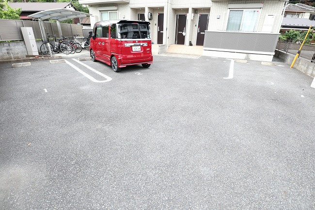 ニューパークサイドヴィラの駐車場