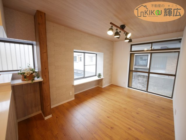 【居間・リビング】 | 加古川市平岡町一色　中古戸建 | 2面窓がありますので明るく開放感があります。