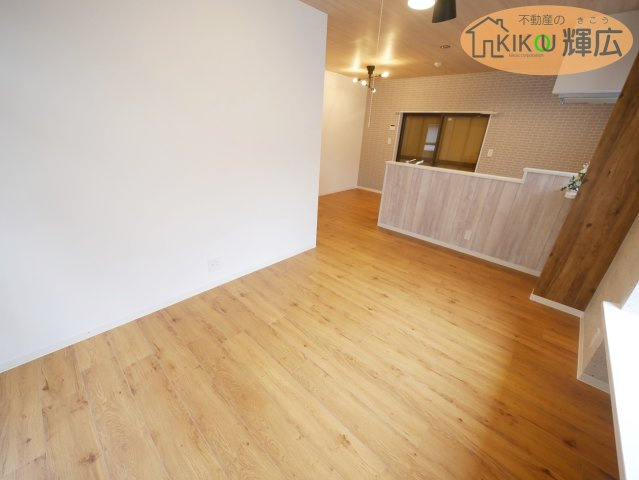 【居間・リビング】 | 加古川市平岡町一色　中古戸建 | 角地ですので風通しがとても良いです。