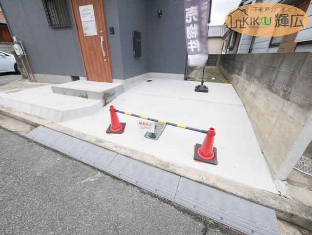 加古川市平岡町一色　中古戸建の駐車場