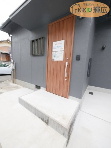 加古川市平岡町一色　中古戸建の玄関