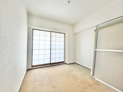 【和室】 | 春日丘グリーンハイツB棟 | 現在ご返済中のカーローン・カードローン・教育ローンなどを住宅ローンに一本化したり、家具家電購入費用・引越し費用を住宅ローンと組み合わせるなど、お客さまにメリットの多い住宅ローンのご提案が可能です。