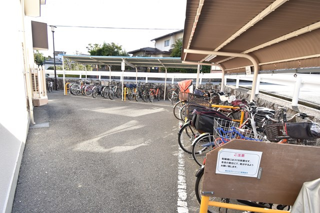 【駐輪場】 | 春日丘グリーンハイツB棟 | こちらのサイトに掲載されている全ての物件が、当社にてご紹介可能です！気になる物件がありましたら、弊社スタッフまでお気軽にお問合せ下さいませ。