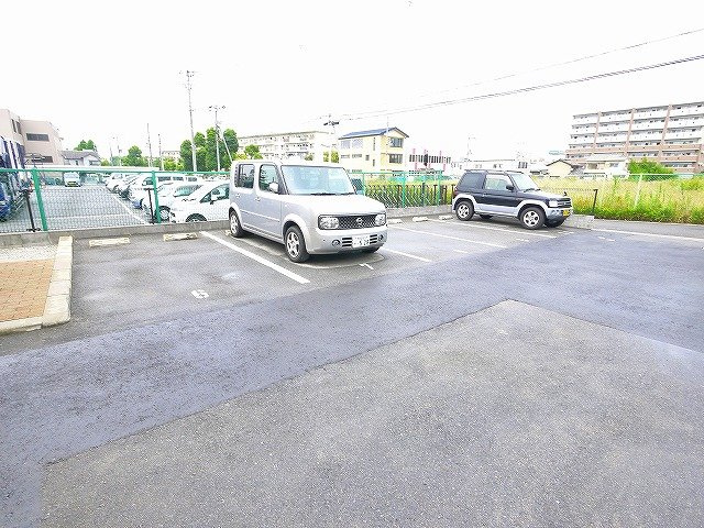 レオパレスプルメリアの駐車場|駐車場があるので、車を買う予定の方も安心です