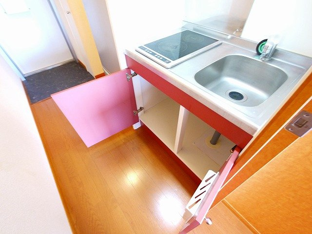 レオパレスプルメリアのキッチン|コンパクトなキッチンで掃除もラクラク