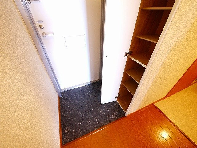 レオパレスプルメリアの玄関|きれいな玄関です