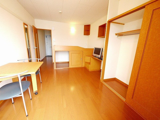 レオパレスプルメリアの洋室|広々とした駐車場です。ゆったりした洋室です