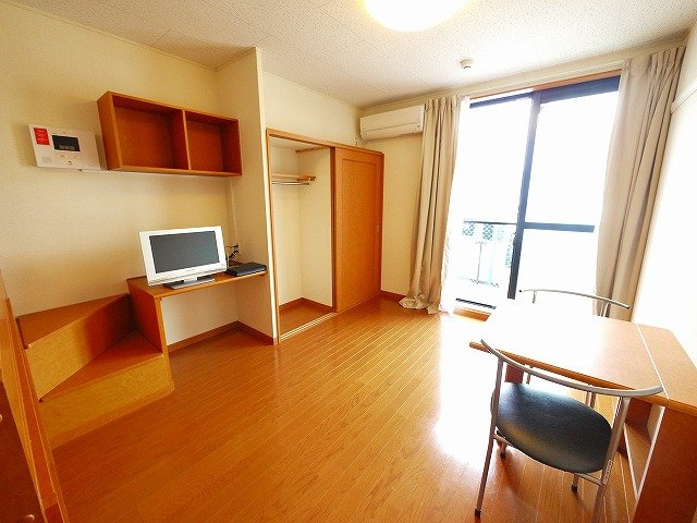 レオパレスプルメリアの居間・リビング|使いやすい内装です