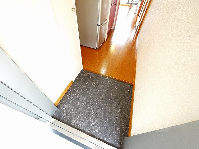 レオパレスプルメリアの玄関|ゆったりとした玄関です