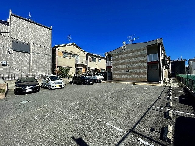 レオパレスプルメリアの駐車場|駐車場があるので、車を買う予定の方も安心です