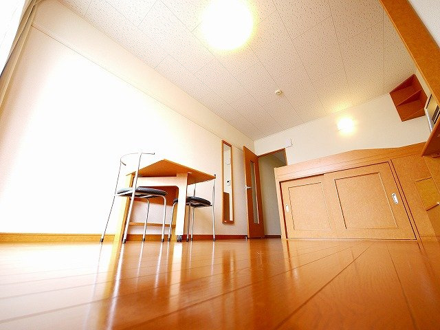 レオパレスプルメリアの居間・リビング|明るい洋室です。