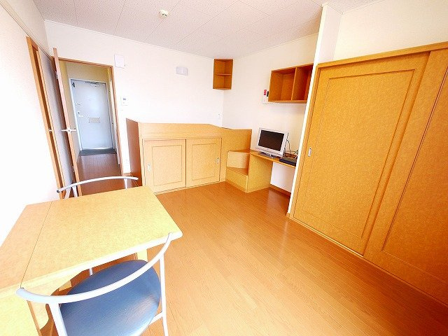 レオパレスプルメリアの寝室|広くて明るい寝室