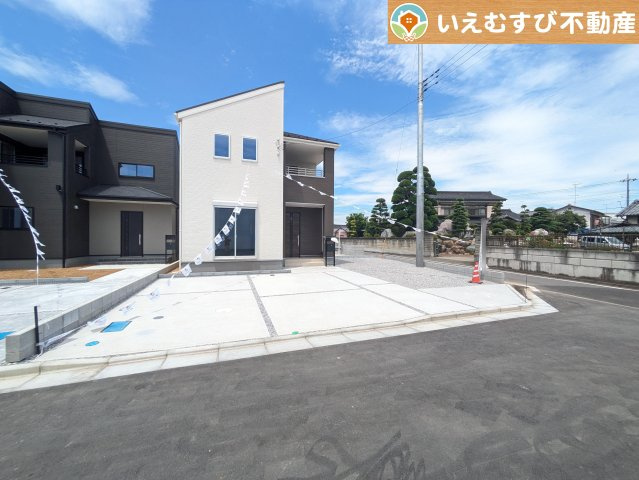 Livele Garden.S　行田佐間第6の駐車場|並列4台駐車可能なゆとりのカースペース
複数台車をお持ちでも、お友達が遊びに来てもゆとりの駐車スペース！