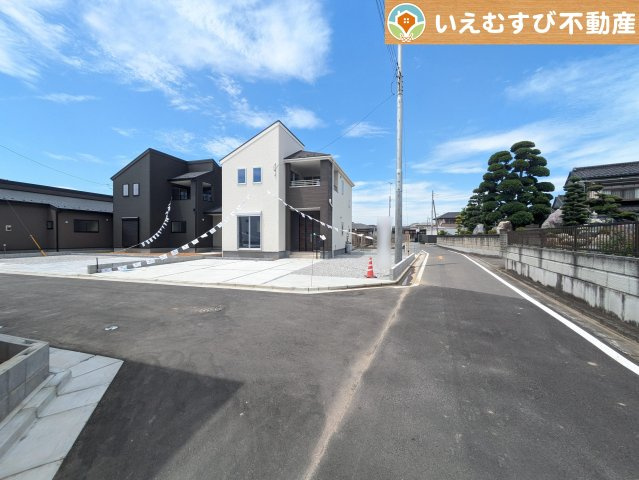 Livele Garden.S　行田佐間第6の前面道路含む現地写真|南東角地で開放的
ゆとりの広さの前面道路でお車の出し入れ楽々♪南東角地で日当り良好！