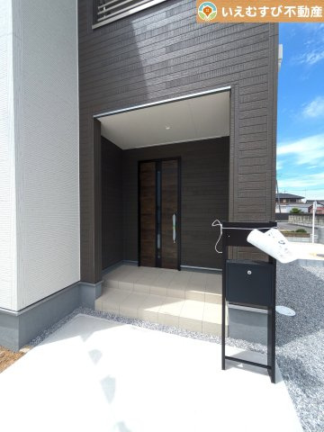 Livele Garden.S　行田佐間第6のエントランス|雨が防げる広々エントランス
駐車場からアクセスの良いエントランス。雨の日や荷物が多くても安心の動線♪