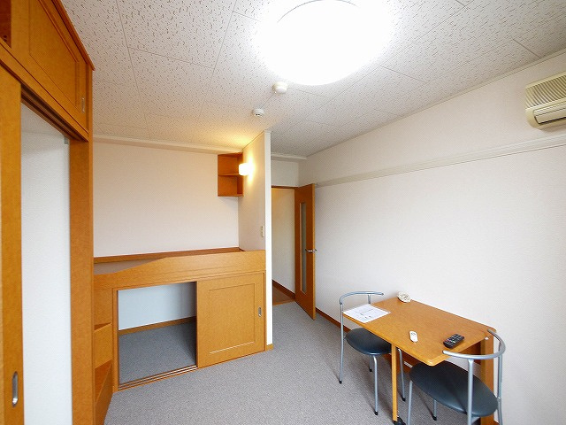 レオパレス佐保川の洋室|明るい洋室です