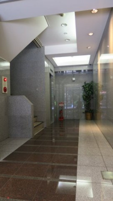 【エントランス】 | AYビル | 上野の賃貸事務所。
「AYビル」のことなら(株)メイワ・エステートへ