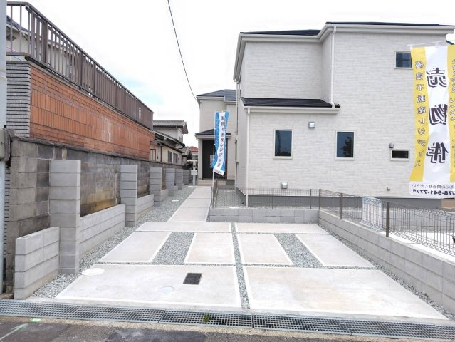 明石市大久保町高丘11期　2号棟　新築戸建の外観|並列2台駐車が可能です。高丘東小学校、高丘中学校までは徒歩約10分前後。バス停も近く便利です。