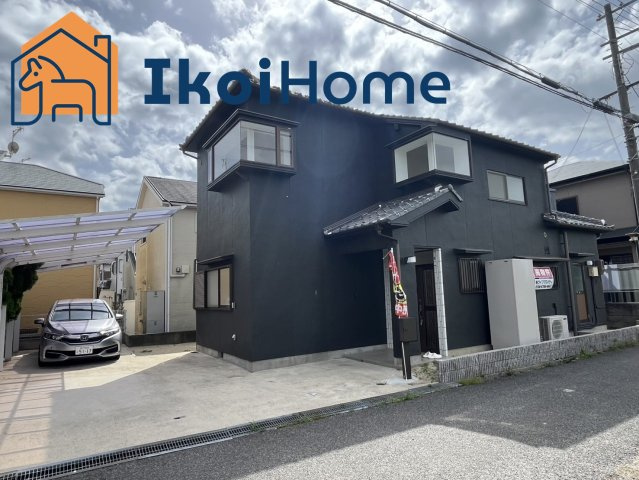 神戸市西区玉津町今津　中古戸建　リフォ終の外観|3台駐車が可能です。カーポートが1台分あります。土地が広いので裏庭ゆったりとしています。