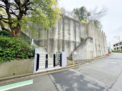 【前面道路含む現地写真】