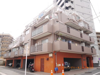 【外観】 | 開放感ある立地。RC造のしっかりした建物です。