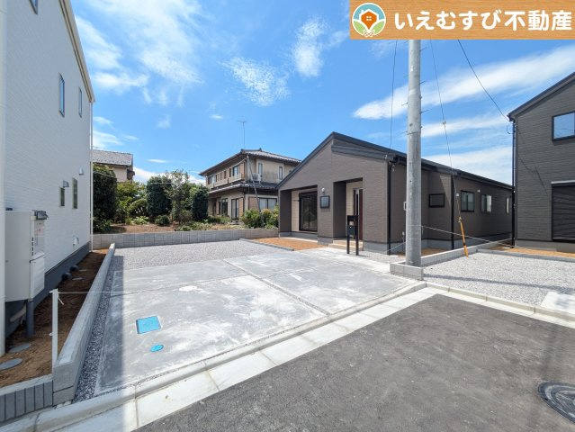 Livele Garden.S　行田佐間第6の駐車場|4台駐車可能なゆとりのカースペース
複数台車をお持ちでも、お友達が遊びに来てもゆとりの駐車スペース！
