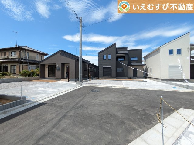 Livele Garden.S　行田佐間第6の前面道路含む現地写真|充分な広さの5ｍ前面道路
間口が広くお車の出し入れも問題なく行えるスペースが確保されています♪