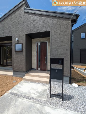 Livele Garden.S　行田佐間第6のエントランス|落ち着いた色づかいのエントランス
駐車場からアクセスの良いエントランス。雨の日や荷物が多くても安心の動線♪