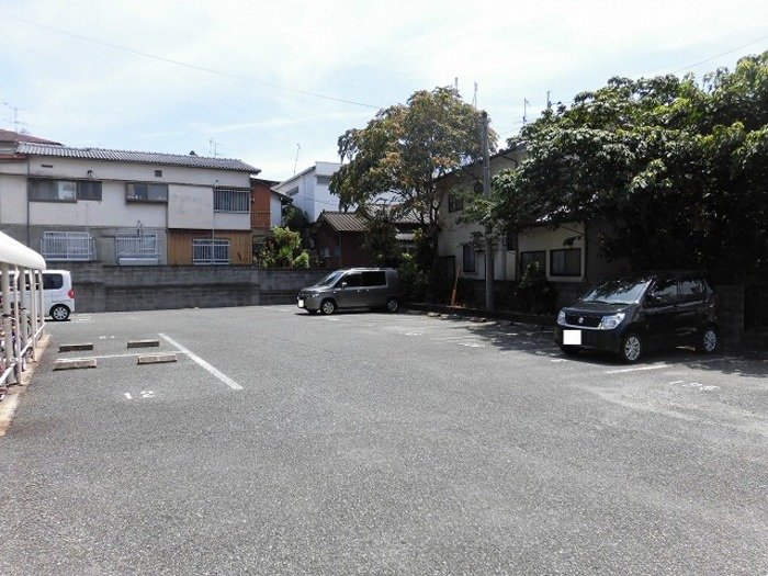 プレミール A棟の駐車場