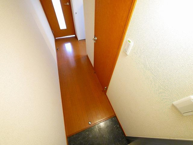 レオパレスゆう　藤ノ木の玄関|収納もある玄関です