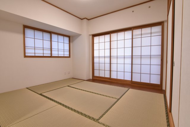 和室も二面に窓があり、明るく開放的です。