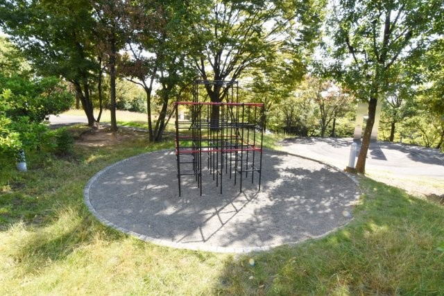 こちらもマンション前の遊具です。