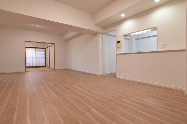 和室にもつながるリビング・ダイニングは日差しが差し込みむ家族が集まる明るい空間です。