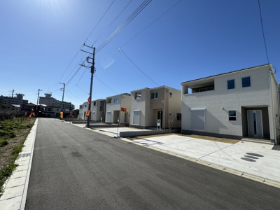 【前面道路含む現地写真】 | 市川市大町新築戸建【大町小学校：7分】 | 南側前面道路・幅員6ｍ