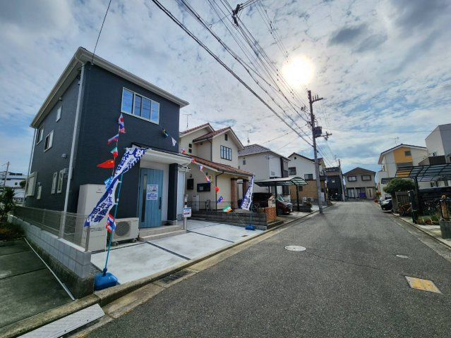 神戸市第9西区伊川谷町潤和　新築戸建の前面道路含む現地写真|前面道路は6M幅で広々しています。駐車がし易く、車の対面のすれ違いも楽にできます。
また、交通量が少ないので静かです。小さなお子様がいるご家庭はご安心できると思います。