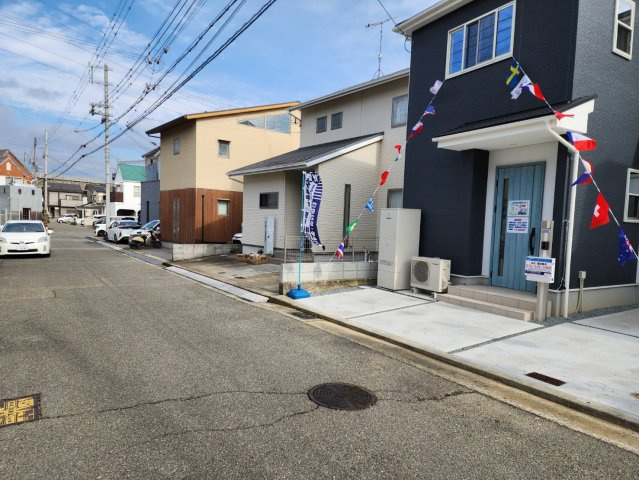 神戸市第9西区伊川谷町潤和　新築戸建の前面道路含む現地写真|前面道路は6M幅で広々しています。駐車がし易く、車の対面のすれ違いも楽にできます。
また、交通量が少ないので静かです。小さなお子様がいるご家庭はご安心できると思います。