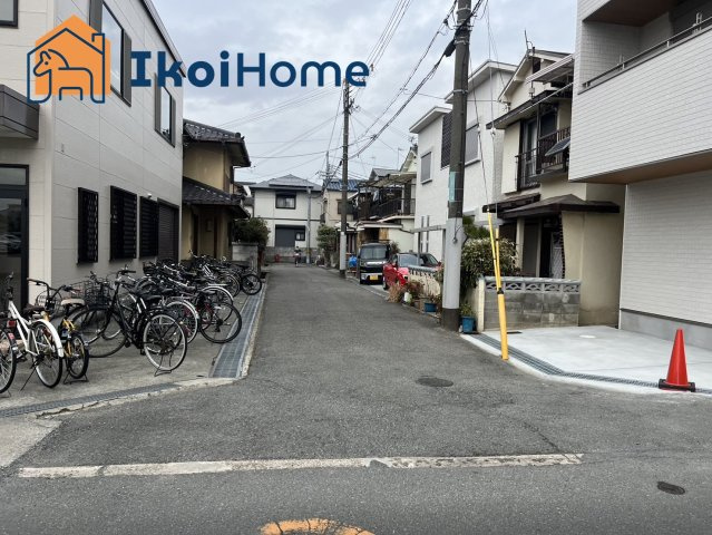 明石市大久保町わかば　新築戸建の前面道路含む現地写真|●年中無休：見学時間9:00～20:00・当日予約可●敷地にはお車が１台駐車できます。近隣にはイオン明石などの商業施設もありお買い物や生活に便利です。
