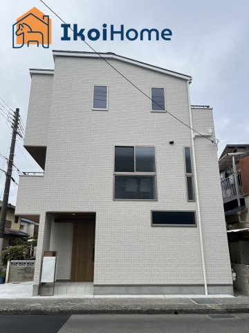 明石市大久保町わかば　新築戸建のエントランス|●年中無休：見学時間9:00～20:00・当日予約可●弊社独自で毎月５組限定の「人気オプション３点パック」をご用意。カーポート・バルコニー・ウッドデッキを１５万円（税別）で取り付け。