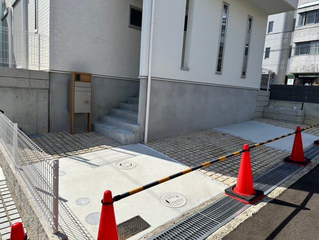 明石市朝霧町　新築戸建の駐車場|●年中無休：見学時間9:00～20:00・当日予約可●普通車2台駐車可能で前面道路も広く交通量は少ないです。白を基調とした外壁がきれいで、日当たりや通風も良好です。