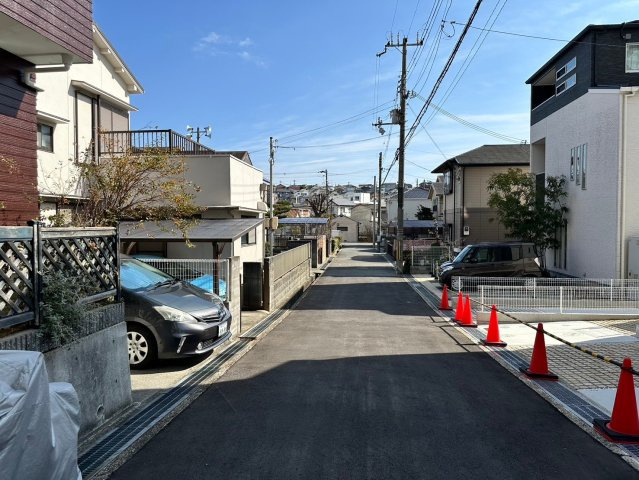 明石市朝霧町　新築戸建の前面道路含む現地写真|●年中無休：見学時間9:00～20:00・当日予約可●普通車2台駐車可能で前面道路も広く交通量は少ないです。白を基調とした外壁がきれいで、日当たりや通風も良好です。
