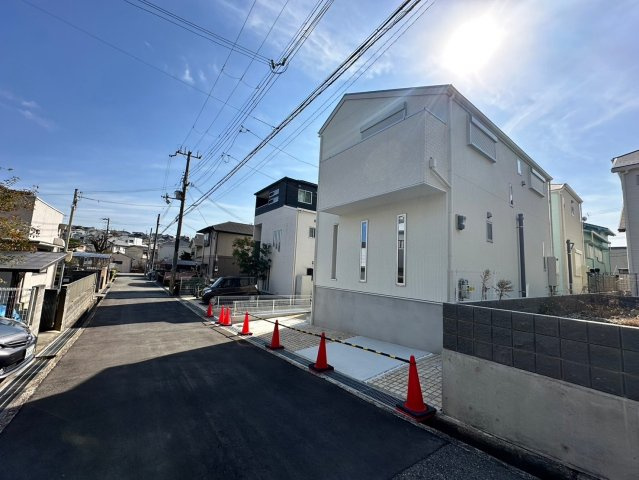 明石市朝霧町　新築戸建の前面道路含む現地写真|●年中無休：見学時間9:00～20:00・当日予約可●普通車2台駐車可能で前面道路も広く交通量は少ないです。白を基調とした外壁がきれいで、日当たりや通風も良好です。