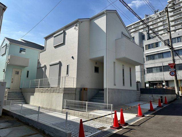 明石市朝霧町　新築戸建の外観|●年中無休：見学時間9:00～20:00・当日予約可●普通車2台駐車可能で前面道路も広く交通量は少ないです。白を基調とした外壁がきれいで、日当たりや通風も良好です。