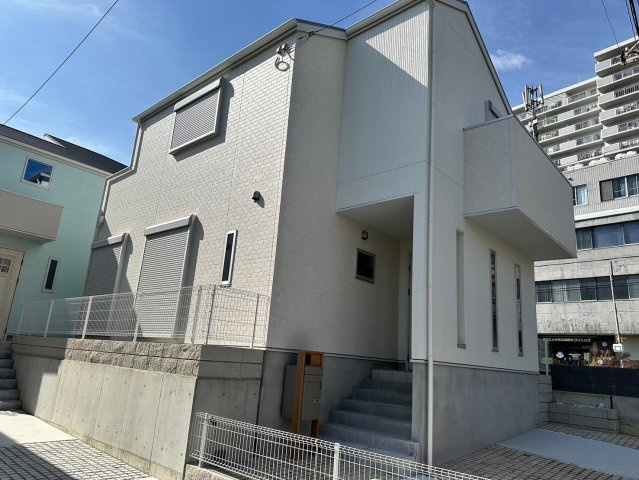 明石市朝霧町　新築戸建の外観|●年中無休：見学時間9:00～20:00・当日予約可●普通車2台駐車可能で前面道路も広く交通量は少ないです。白を基調とした外壁がきれいで、日当たりや通風も良好です。