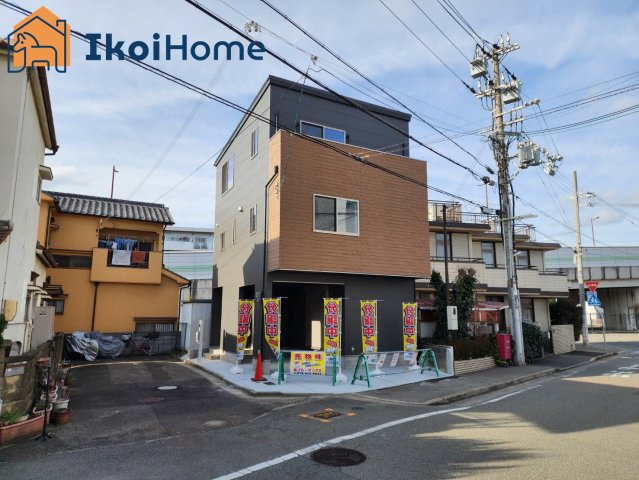 明石市二見町西二見　新築戸建の駐車場|弊社独自で毎月５組限定「人気オプション３点パック」カーポート・バルコニー・ウッドデッキを１万円で取付