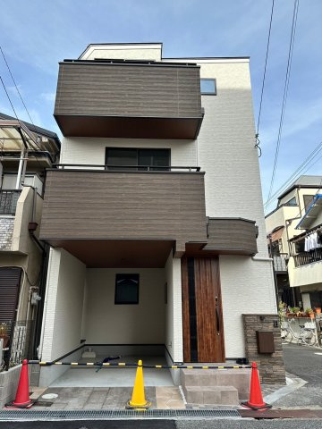 明石市王子2丁目　新築戸建の外観|●年中無休：見学時間9:00～20:00・当日予約可●屋根付きの駐車場があり普通車1台が入ります。角地で日当たりも良く交通量も少ないです。近くに生活施設があり便利な立地です。