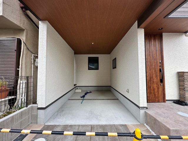 明石市王子2丁目　新築戸建の駐車場|●年中無休：見学時間9:00～20:00・当日予約可●屋根付きの駐車場があり普通車1台が入ります。角地で日当たりも良く交通量も少ないです。近くに生活施設があり便利な立地です。