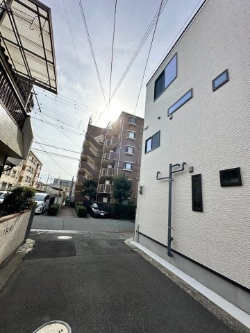 明石市王子2丁目　新築戸建の前面道路含む現地写真|●年中無休：見学時間9:00～20:00・当日予約可●屋根付きの駐車場があり普通車1台が入ります。角地で日当たりも良く交通量も少ないです。近くに生活施設があり便利な立地です。