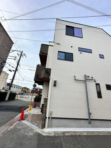 明石市王子2丁目　新築戸建の前面道路含む現地写真|●年中無休：見学時間9:00～20:00・当日予約可●屋根付きの駐車場があり普通車1台が入ります。角地で日当たりも良く交通量も少ないです。近くに生活施設があり便利な立地です。